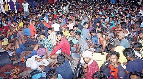 நாகை மாவட்ட விளையாட்டு மைதானத்தில் நடைபெற்று வரும் இந்திய ராணுவத்துக்கான ஆள் சேர்ப்பு முகாமில் கலந்துகொள்வதற்காக முதல்நாள் இரவே வந்து நாகை ஆட்சியர் அலுவலகம் முன்பு தரையில் படுத்திருந்த இளைஞர்கள்.