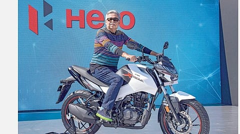 ஜெய்ப்பூரில் நடைபெற்ற ஹீரோ வேர்ல்டு 2020 நிகழ்ச்சியில் புத்தம் புதிய ஹீரோ எக்ஸ்ட்ரீம் 160ஆர் மோட்டார் சைக்கிளை அறிமுகப்படுத்தும் நிறுவனத் தலைவர் பவன் முன்ஜால்.