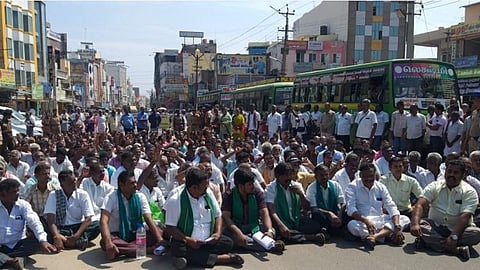 வார்டு மறுவரையறை பட்டியலால் குழப்பம்: 12 வருவாய் கிராமங்களை கோவில்பட்டி ஊராட்சி ஒன்றியத்துடன் இணைக்கக் கோரி சாலை மறியல்