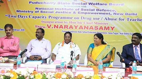 நிகழ்ச்சியில் முதல்வர் நாராயணசாமி உள்ளிட்டோர்.