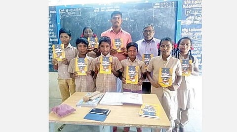 அரியலூர் மாவட்டம் பாளைப்பாடி ஊராட்சி ஒன்றிய நடுநிலைப் பள்ளியில் உ.வே.சாமிநாதையர் பிறந்த நாளில் மாணவ, மாணவிகளுக்கு புத்தகங்கள் பரிசாக வழங்கப்பட்டன.