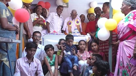 100-வது பிறந்த நாளைக் கொண்டாடிய முதியவர்.