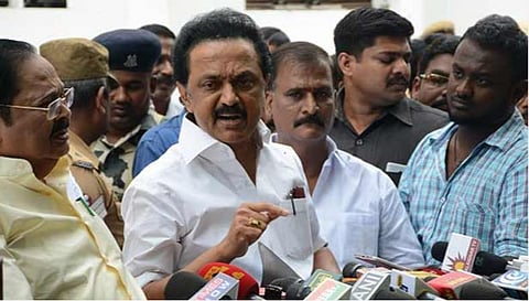 ஆளுநரிடம் கடிதம் கொடுத்த 18 எம்எல்ஏக்கள் பதவிப் பறிப்பு; ஆட்சிக்கு எதிராக வாக்களித்த 11 பேர் மீது நடவடிக்கை இல்லை: ஸ்டாலின் விமர்சனம் 