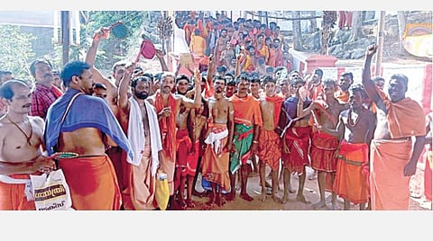 முஞ்சிறை திருமலை மகாதேவர் கோயிலில் இருந்து நேற்று சிவாலய ஓட்டத்தை தொடங்கிய பக்தர்கள்.