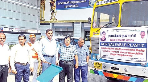 நாமக்கல் நகராட்சி அலுவலகத்தில் பிளாஸ்டிக் சேகரிப்பு வாகனத்தை மாவட்ட ஆட்சியர் கா.மெகராஜ் கொடியசைத்து அனுப்பி வைத்தார்.