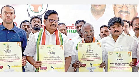﻿தமிழ்நாடு இளைஞர் காங்கிரஸ் மாநில நிர்வாகிகள் கூட்டம் சென்னையில் நேற்று நடைபெற்றது. இதில், மத்திய அரசின் வேலை வாய்ப்பின்மை குறித்த பேச்சுப்போட்டிக்கான இலச்சினையை மாநில தலைவர் கே.எஸ்.அழகிரி வெளியிட்டார். கட்சியின் மூத்த தலைவர் குமரி அனந்தன், அகில இந்திய இளைஞர் காங்கிரஸ் பொதுச் செயலாளர் ஜெபி மேத்தர், அகில இந்திய செயலா ளர் கிருஷ்ணா அல்லவரு, தமிழக இளைஞர் காங்கிரஸ் தலைவர் அசன் மவுலானா ஆகியோர் உடனிருந்தனர். படம். ம.பிரபு﻿