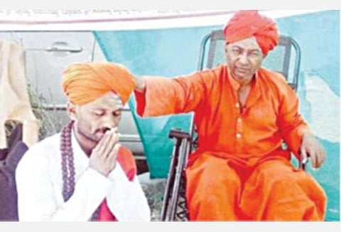 தலைமை மடாதிபதி முருகராஜேந்திர கோரனேஷ்வர சுவாமியுடன் புதிய மடாதிபதி திவான் ஷெரீஃப் முல்லா