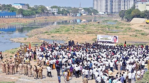 வெள்ள தடுப்பு சுவர் கட்டுமான பணியில் முறைகேட்டை கண்டித்து ஆற்றில் இறங்கி போராட்டம் நடத்திய திமுகவினர்