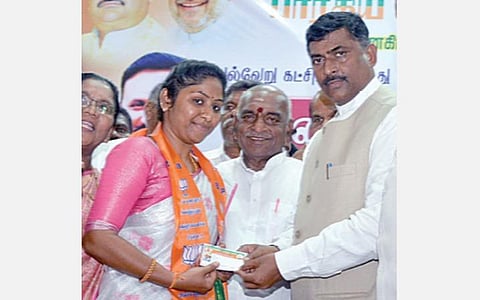 கிருஷ்ணகிரியில் நடந்த நிகழ்ச்சியில், பாஜக-வில் இணைந்த சந்தன வீரப்பனின் மகள் வித்யா ராணிக்கு உறுப்பினர் அட்டை வழங்குகிறார் பாஜக தேசிய பொதுச் செயலாளர் முரளிதர ராவ்.