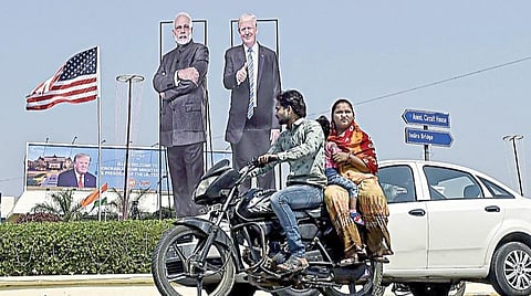 அமெரிக்க அதிபர் ட்ரம்ப் இன்று அகமதாபாத் வருகிறார். அவரை வரவேற்று நகரின் பல்வேறு பகுதிகளில் பிரம்மாண்ட போஸ்டர்கள் ஒட்டப்பட்டுள்ளன. நகரின் முக்கிய சாலையில் அதிபர் ட்ரம்ப், பிரதமர் மோடியின் கட் அவுட் வைக்கப்பட்டுள்ளது.படம்: பிடிஐ