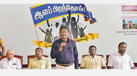 மதுரை தியாகராசர் பொறியியல் கல்லூரியில் நடைபெற்ற ‘ஆளப் பிறந்தோம்’ நிகழ்ச்சியில் சென்னை அறிவியல் நகரத் துணைத் தலைவர் உ.சகாயம் பேசினார். அருகில் சங்கர் ஐஏஎஸ் அகாடமி நிர்வாக இயக்குநர் எஸ்.ஆர்.தீனதயாளன், தியாகராசர் பொறியியல் கல்லூரியின் அசோஷியேட் டீன் வேல் கென்னடி, ‘இந்து தமிழ்’ நடுப்பக்க ஆசிரியர் சமஸ், சங்கர் ஐஏஎஸ் அகாடமியின் முதன்மைப் பயிற்றுநர் எஸ்.சந்துரு.