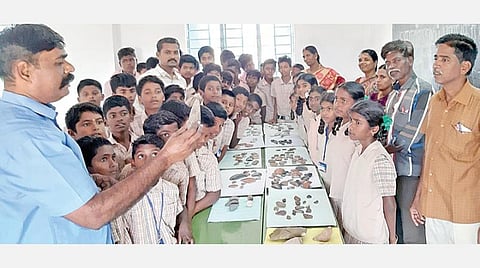 தினைக்குளம் அரசு மேல்நிலைப் பள்ளியில் நடைபெற்ற தொல்பொருள் கண்காட்சியை மாணவ, மாணவிகள் ஆர்வத்தோடு பார்வையிட்டனர்.