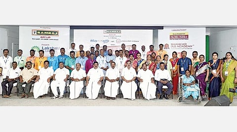 திருப்பூர் விவேகானந்தா வித்யாலயா மேல் நிலைப்பள்ளியில் நேற்று நடந்த விழாவில் அன்பாசிரியர் விருது பெற்ற ஆசிரியர்களுடன் அமைச்சர்கள் கே.ஏ.செங்கோட்டையன், கே.ராதாகிருஷ்ணன், ’இந்து தமிழ் திசை’ ஆசிரியர் கே.அசோகன் உள்ளிட்டோர்.