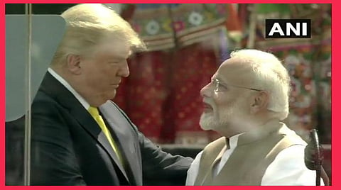 அகமதாபாத் வந்துள்ள அதிபர் ட்ரம்ப்புடன், பிரதமர்  மோடி உரையாடும் காட்சி : படம் | ஏஎன்ஐ.