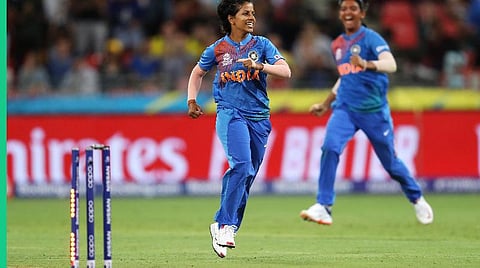 3 விக்கெட்டுகளை வீழ்த்திய பூனம் யாதவ் : படம் உதவி ட்விட்டர்