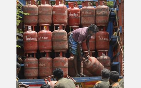 வாட்ஸ்-அப் மூலம் சிலிண்டர் முன்பதிவு செய்யும் வசதி: இந்தியன் ஆயில் நிறுவனம் தொடக்கம்