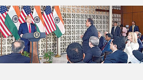 டெல்லி அமெரிக்க தூதரகத்தில் உள்ள ரூஸ்வெல்ட் அரங்கில் நடைபெற்ற தொழில்துறை தலைவர்களுடனான சந்திப்பில் ரிலையன்ஸ் தலைவர் முகேஷ் அம்பானியின் கேள்விக்கு பதிலளிக்கிறார் அமெரிக்க அதிபர் டொனால்டு ட்ரம்ப்.