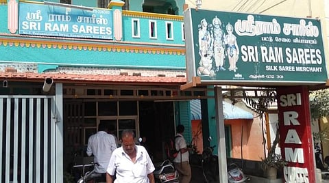 வருமான வரித்துறையினர் சோதனை நடத்தும் ஸ்ரீராம் பட்டு மாளிகை.