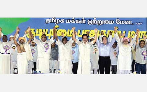 ‘தமிழக மக்கள் ஒற்றுமை மேடை’ அமைப்பு சார்பில் குடியுரிமை பாதுகாப்பு மாநாடு சென்னை ராயப்பேட்டை ஒய்எம்சிஏ மைதானத்தில் நேற்று நடைபெற்றது. இதில் திமுக தலைவர் மு.க.ஸ்டாலின், புதுச்சேரி முதல்வர் நாராயணசாமி, ‘இந்து’ என்.ராம், அய்யா வழி பாலபிரஜாபதி அடிகளார், மார்க்சிஸ்ட் மாநில செயலாளர் கே.பாலகிருஷ்ணன், பேராயர் தேவசகாயம், தமிழக மக்கள் ஒற்றுமை மேடை அமைப்பின் ஒருங்கிணைப்பாளர்கள் மவுலானா மொய்தீன் பாகவி, அருணன் ஆகியோர் பங்கேற்றனர்