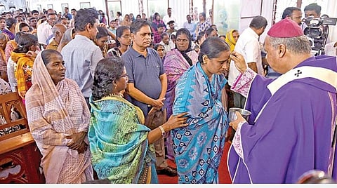 கிறிஸ்தவர்கள் கடைபிடிக்கும் 40 நாட்கள் தவக்காலம், சாம்பல் புதன்கிழமையான நேற்று முதல் தொடங்கியது. சென்னை சாந்தோம் தேவாலயத்தில் நடைபெற்ற சிறப்பு ஆராதனையில் பங்கேற்ற கிறிஸ்தவர்களின் நெற்றியில் சாம்பல் சிலுவை அடையாளமிட்ட பேராயர் ஜார்ஜ் அந்தோணிசாமி. படம்: ம.பிரபு﻿
