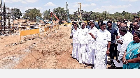 திருச்சியை அடுத்த முக்கொம்பு கொள்ளிடத்தில் நடைபெற்றுவரும் புதிய கதவணை கட்டும் பணியை முதல்வர் பழனிசாமி நேற்று பார்வையிட்டு ஆய்வு செய்தார். உடன், மாநில அமைச்சர்கள் என்.நடராஜன், எஸ்.வளர்மதி உள்ளிட்டோர். படம்: ஜி.ஞானவேல்முருகன்
