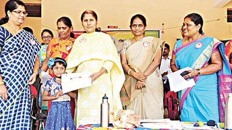 தருமபுரியில் அவ்வையார் அரசு பெண்கள் மேல்நிலைப் பள்ளியில் நடைபெற்ற பெண் குழந்தைகள் பாதுகாப்பு தின விழாவில், பல்வேறு போட்டிகளில் வெற்றி பெற்ற மாணவிகளுக்கு மாவட்ட ஆட்சியர் மலர்விழி பரிசுகள் வழங்கினார்.