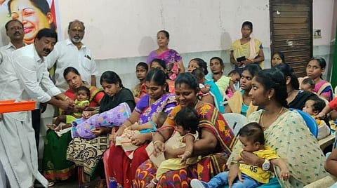 பிறந்த குழந்தைகளுக்கு அதிமுக சார்பில் தங்க மோதிரம்