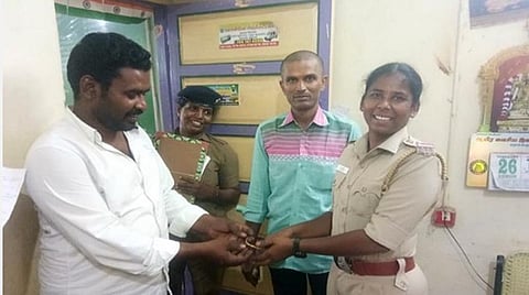 பரமக்குடியில் வாடகை வேனில் பயணி தொலைத்த ஏழரை பவுன் தங்க சங்கிலியை காவல் நிலையத்தில் ஒப்படைத்த ஓட்டுநர்: குவியும் பாராட்டு