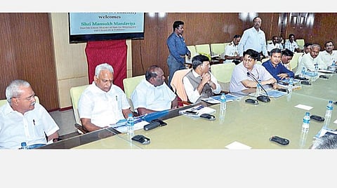 காரைக்காலில் இருந்து இலங்கைக்கு பயணிகள் கப்பல் போக்குவரத்து தொடங்குவது தொடர்பாக புதுச்சேரியில் நடந்த கூட்டத்தில்  மத்திய இணையமைச்சர் மன்சுக் மாண்டவியா பேசினார். உடன் புதுச்சேரி அமைச்சர்கள் கந்தசாமி,மல்லாடிகிருஷ்ணாராவ், வைத்திலிங்கம் எம்.பி.