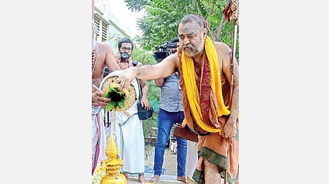 சென்னை நுங்கம்பாக்கம் காஞ்சி காமகோடி குழந்தைகள் நல அறக்கட்டளை மருத்துவமனை வளாகத்தில் உள்ள பால விநாயகர் கோயில் கும்பாபிஷேகம் நேற்று  நடந்தது. கோபுர கலசம் மீது புனித நீர் ஊற்றுகிறார் காஞ்சி காமகோடி பீடாதிபதி  விஜயேந்திர சரஸ்வதி சுவாமிகள்.படம்: க.பரத்
