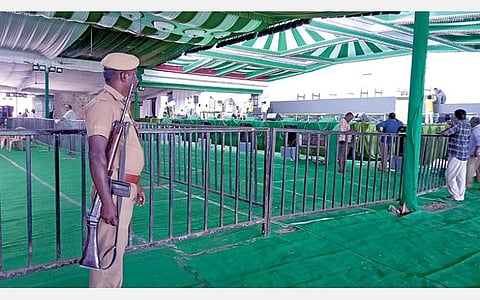 விருதுநகரில் நடைபெறும் விழாவில் முதல்வர் பழனிசாமி பங்கேற்பதையொட்டி மேடை பகுதியில் பாதுகாப்பு பணியில் ஈடுபட்டுள்ள துப்பாக்கி ஏந்திய காவலர்.