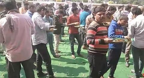 சிக்கன் மேளாவில் ஆர்வத்தோடு கோழிபிரியாணி சாப்பிடும் உ.பி. மக்கள்