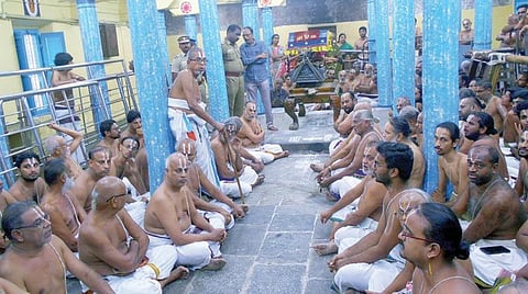 கோயிலில் நேற்று பலத்த போலீஸ் பாதுகாப்பு போடப்பட்டிருந்தது.