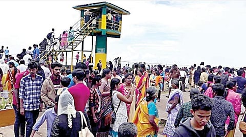 கொடைக்கானல் மோயர் பாய்ண்ட் பகுதியில் இருந்து பள்ளத்தாக்கை கண்டு ரசித்த சுற்றுலாப் பயணிகள்.