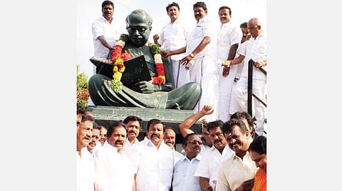 திமுக தலைவர் மு.க.ஸ்டாலின் பிறந்தநாளையொட்டி அண்ணா சிலைக்கு மாலை அணிவிக்கும் வடக்கு மாவட்டச் செயலாளர் காடுவெட்டி ந.தியாகரான், தெற்கு மாவட்ட பொறுப்பாளர் அன்பில் மகேஷ் பொய்யாமொழி, மத்திய மாவட்ட பொறுப்பாளர் வைரமணி. சிலைக்கு கீழே தொண்டர்களுடன் நிற்கும் திமுக முதன்மைச் செயலாளர் கே.என்.நேரு, மாநகரச் செயலாளர் மு.அன்பழகன் உள்ளிட்டோர்.