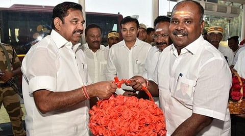 மதுரை விமான நிலையத்தில் முதல்வர் எடப்பாடி பழனிசாமியுடன் அமைச்சர்கள் செல்லூர் ராஜூ, ஆர்.பி.உதயகுமார்.| கோப்புப் படம்