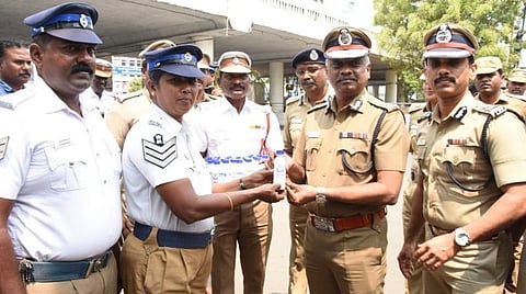 போக்குவரத்து போலீஸாருக்கு தினமும் மோர்: காவல் ஆணையர் தொடங்கி வைத்தார்