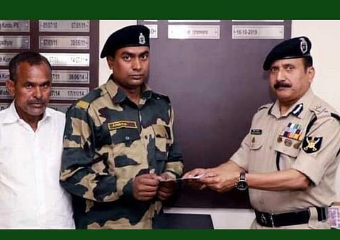 டெல்லி கலவரத்தில் வீடு இழந்த பிஎஸ் எப் வீரருக்கு ரூ.10லட்சம் வழங்கிய பிஎஸ்எப் ஐஜி உபாத்யாயா : படம் ஏஎன்ஐ