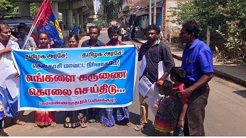 பாதைப் பிரச்சினை தொடர்பாக மனு அளிக்க வந்த பால்வண்ணநாதபுரம் கிராம பொதுமக்கள்.