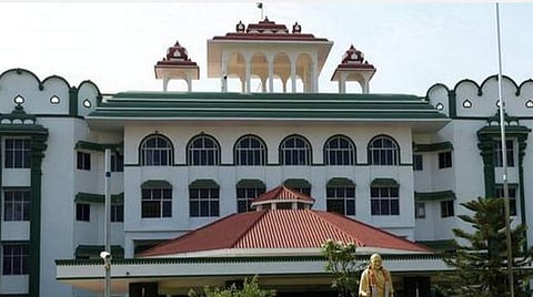 வழக்கு விசாரணைக்கு ஆஜராகும்போது ஆடை கட்டுப்பாட்டை பின்பற்ற போலீஸுக்கு நீதிமன்றம் உத்தரவு