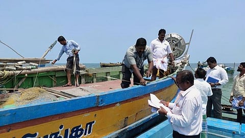 பாம்பனில் நாட்டுப்படகுகளை ஆய்வு செய்யும் மீன்வளத்துறை அதிகாரிகள்
