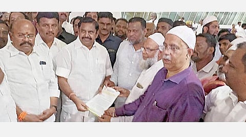 கோவை விமான நிலையத்தில் முதல்வர் பழனிசாமியிடம் மனு அளித்த கோவை மாவட்ட ஐக்கிய ஜமாஅத் நிர்வாகிகள் மற்றும் முஸ்லிம் பிரமுகர்கள்.