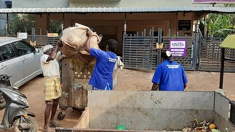 ரூ.5 கோடி வரி நிலுவை: மத்திய அரசு அலுவலகம், பள்ளி, வங்கி, அடுக்குமாடி குடியிருப்பு முன் குப்பைத்தொட்டி வைத்த சிவகங்கை நகராட்சி 