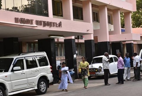 சொத்து வரி கட்டாத தனியார் பள்ளிகளில் மதுரை மாநகராட்சி ‘ஜப்தி’: பாதாள சாக்கடை, குடிநீர் இணைப்பைத் துண்டித்து வரி வசூல் தீவிரம் 