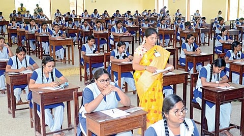 பிளஸ் 1 வகுப்புக்கான பொதுத்தேர்வு தமிழகம் முழுவதும் நேற்று தொடங்கியது. சென்னை சாந்தோம் ரோசரி மெட்ரிகுலேசன் பெண்கள் மேல்நிலைப் பள்ளியில்  தேர்வெழுதும் மாணவிகள்.படம்: க.பரத்