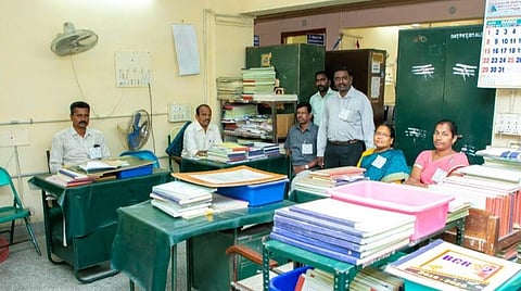 ஒரு ரூபாய் கூட செலவு செய்வதில் புதுச்சேரி அரசுக்கு சிக்கல்: நூதனப் போராட்டம் தொடங்கிய அமைச்சக ஊழியர்கள்