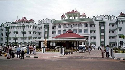 கம்பம் பள்ளத்தாக்குப் பகுதியில் தண்ணீர் திருட்டை தடுக்க எடுத்த நடவடிக்கை என்ன?- தேனி ஆட்சியர் பதிலளிக்க உயர் நீதிமன்றம் உத்தரவு