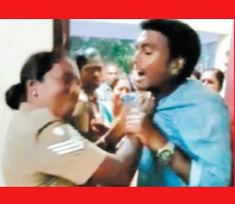 புகார் அளிக்க வந்த இளைஞரைத் தாக்கிய பெண் ஏட்டு: மனித உரிமை ஆணையம் நோட்டீஸ்
