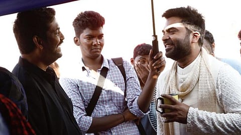 சிம்புவைத் தன்னியல்பான நடிகராக இயங்க விடுங்கள்: தயாரிப்பாளர் சுரேஷ் காமாட்சி காட்டம்