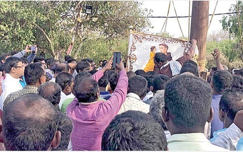 கச்சத்தீவில் புனித அந்தோணியார் திருவிழா கொடியேற்றம்: இந்திய - இலங்கை பக்தர்கள் குவிந்தனர்